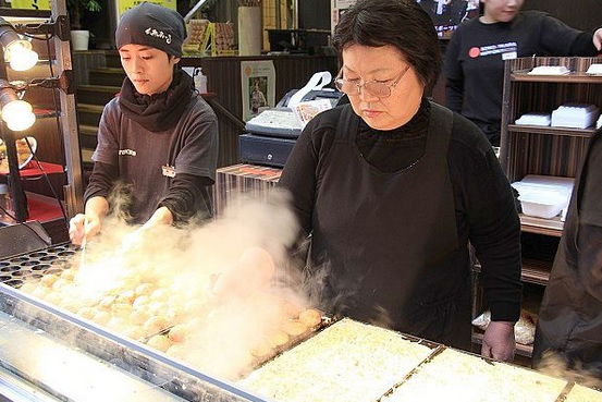 ランチでも食べれるたこ焼！夜はお酒と一緒に食べると違った雰囲気が楽しめます！